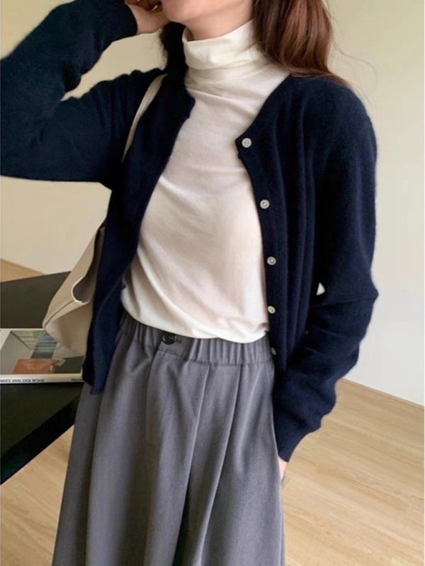 Strickjacke mit Rundhalsausschnitt und elegantem Entwurf