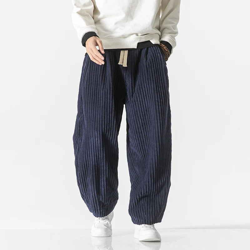 Weit geschnittene Herren Freizeithose mit modernem lockerem Schnitt