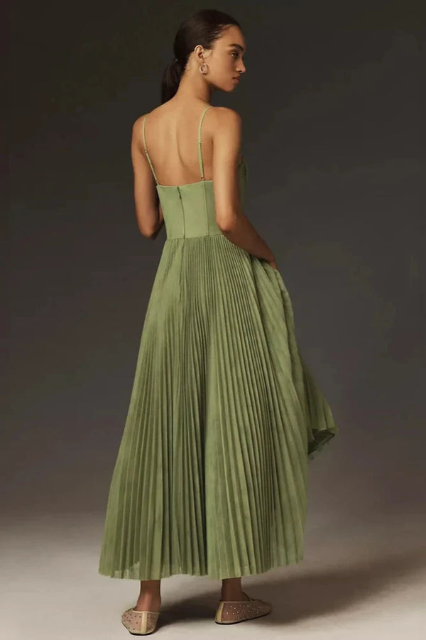 Elegantes Kleid mit schmalen Trägern und plissiertem Midirock