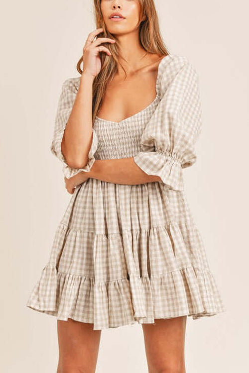 Babydoll Kleid mit Karomuster und gesmoktem Design perfekt für einen modernen und lässigen Look