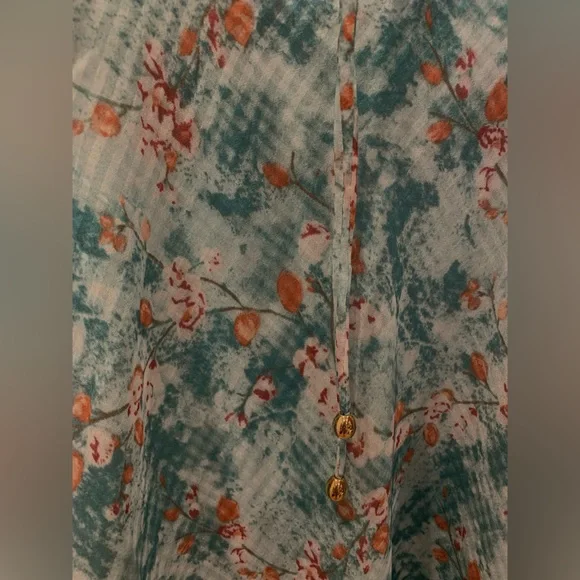 Sommerliches Midikleid mit schmalen Trägern und lockerem Stil