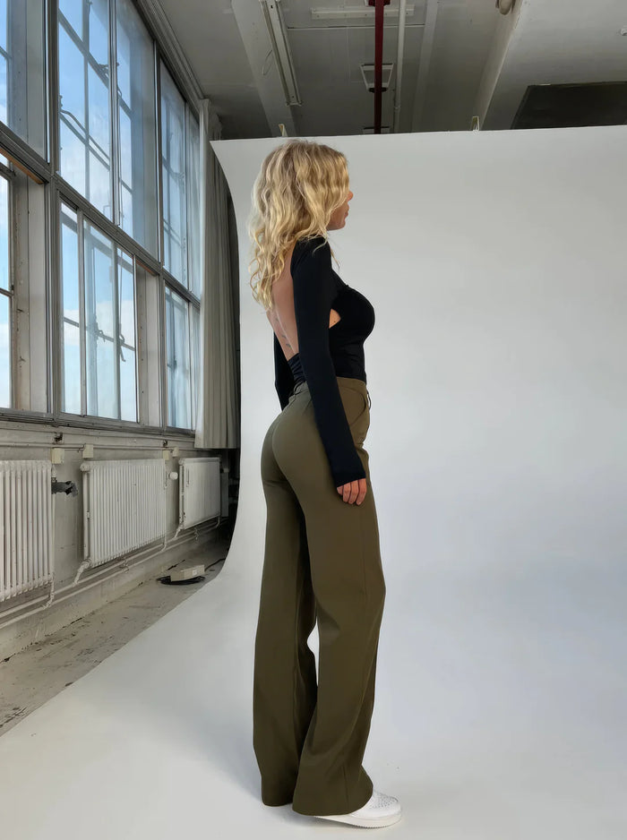 Moderne Damenhose mit weitem Bein und stilvollem Schnitt