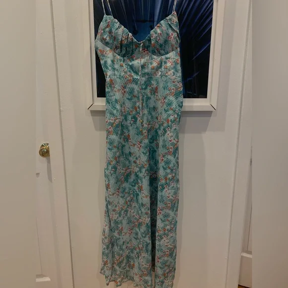 Sommerliches Midikleid mit schmalen Trägern und lockerem Stil