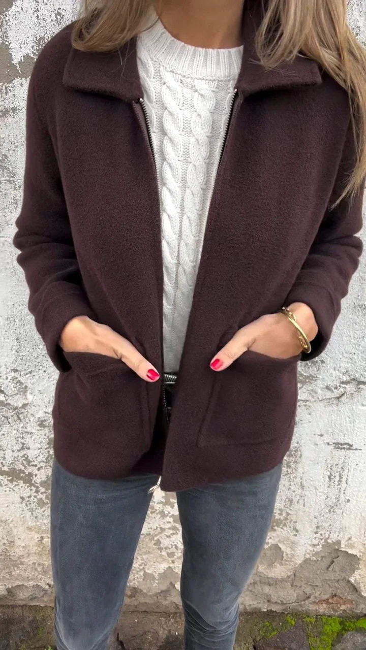 Ästhetische Strickjacke mit großen Taschen für einen aktiven Lebensstil