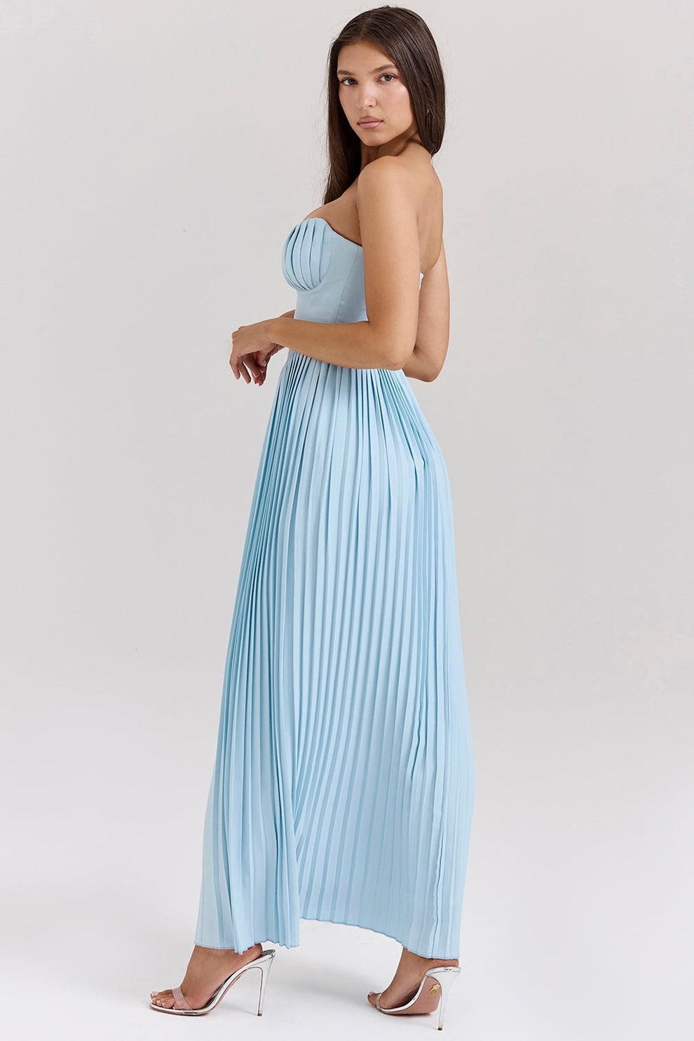 Langes trägerloses Kleid mit Korsettstil und eleganter Plissierung