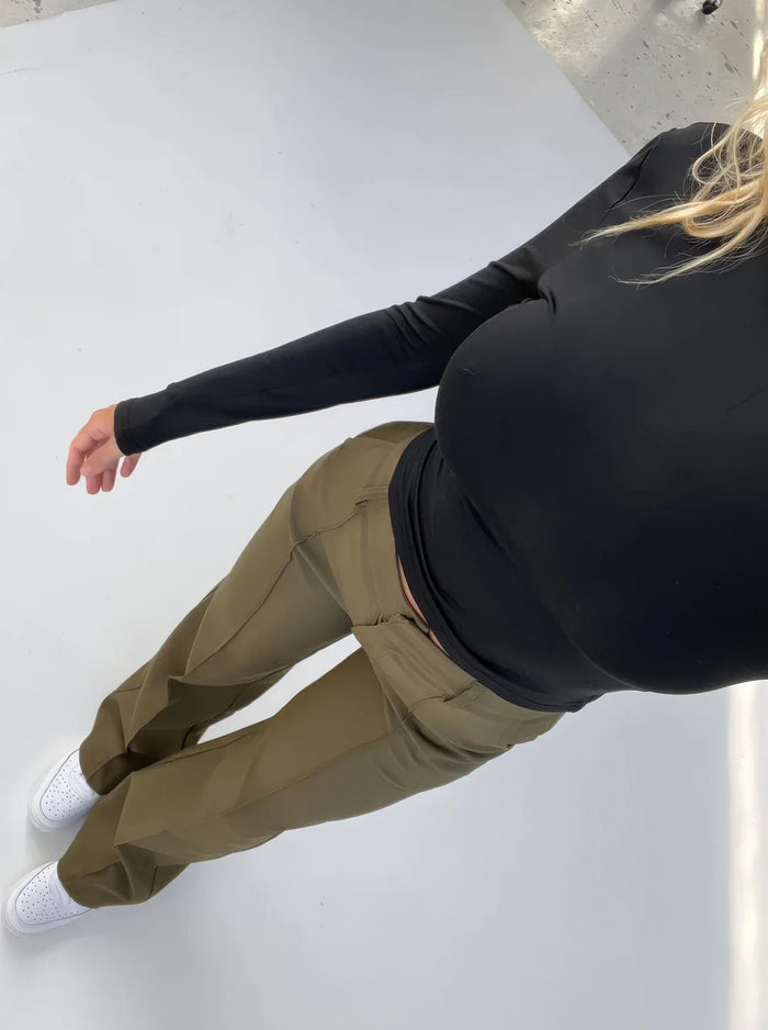 Moderne Damenhose mit weitem Bein und stilvollem Schnitt