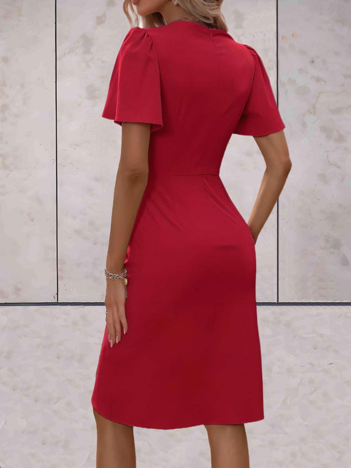 Klassisches Wickelkleid mit V-Ausschnitt und zeitlosem Design