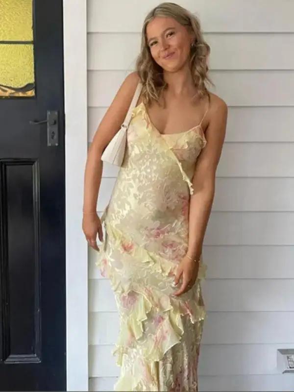 Langes Kleid mit tiefem Ausschnitt schmalen Trägern und verspieltem Volantabschluss