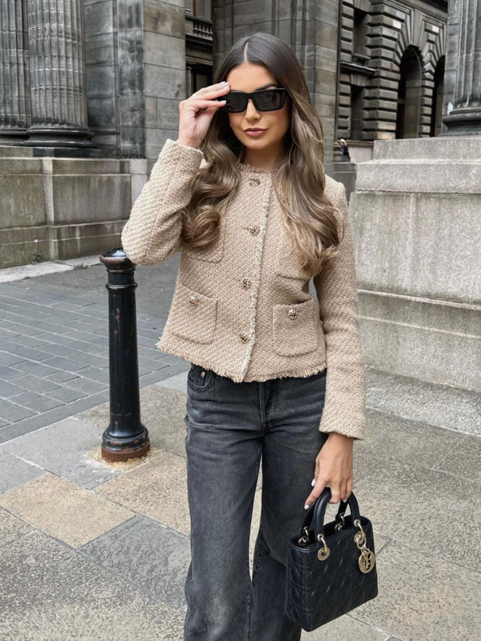 Kurze Damenjacke mit eleganten Knöpfen und modernem Design