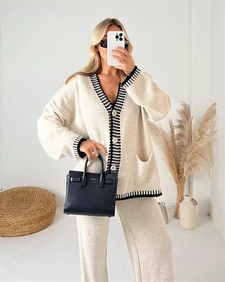 Stilvolles Set aus Strickjacke und Hose für einen bequemen Aussehen