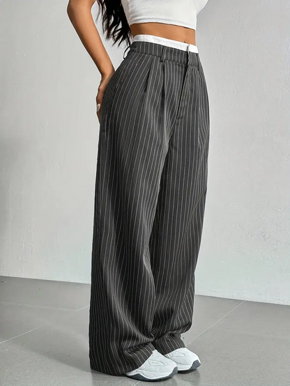 Moderne Damenhose mit weitem Schnitt und dezentem Streifenmuster