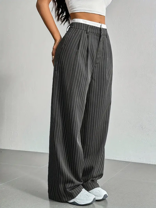 Moderne Damenhose mit weitem Schnitt und dezentem Streifenmuster