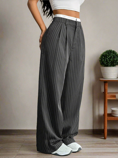 Moderne Damenhose mit weitem Schnitt und dezentem Streifenmuster