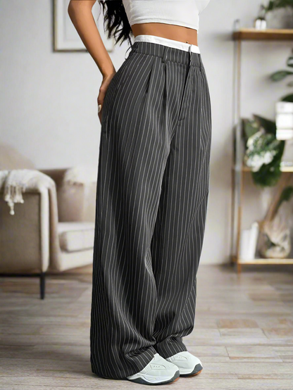 Moderne Damenhose mit weitem Schnitt und dezentem Streifenmuster