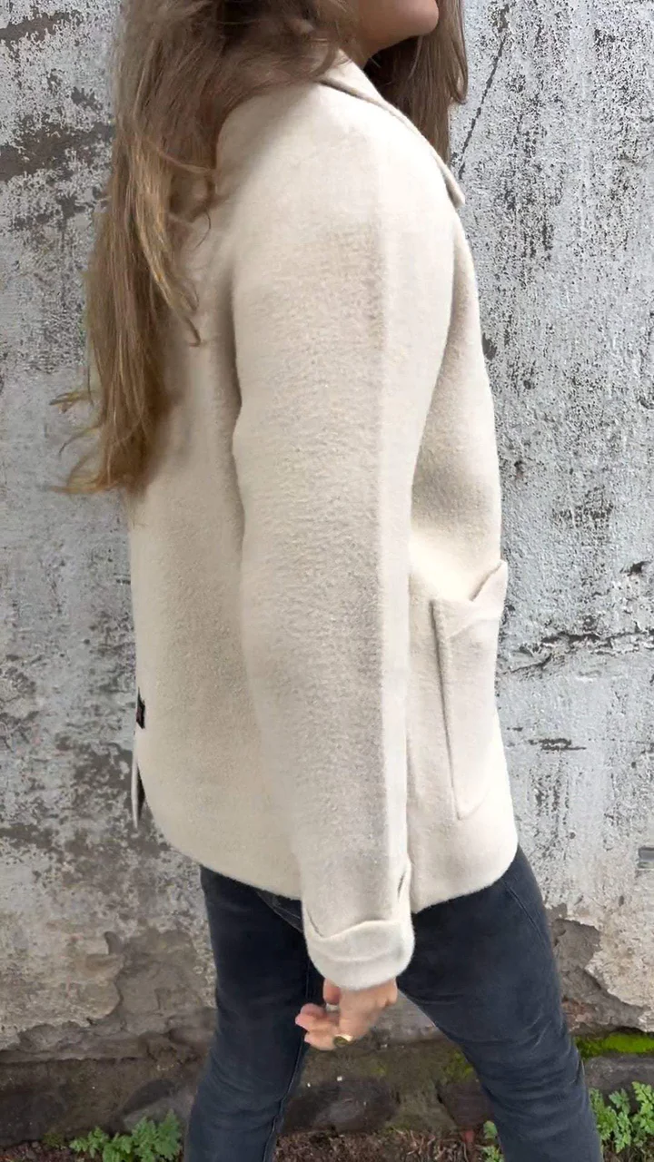 Ästhetische Strickjacke mit großen Taschen für einen aktiven Lebensstil