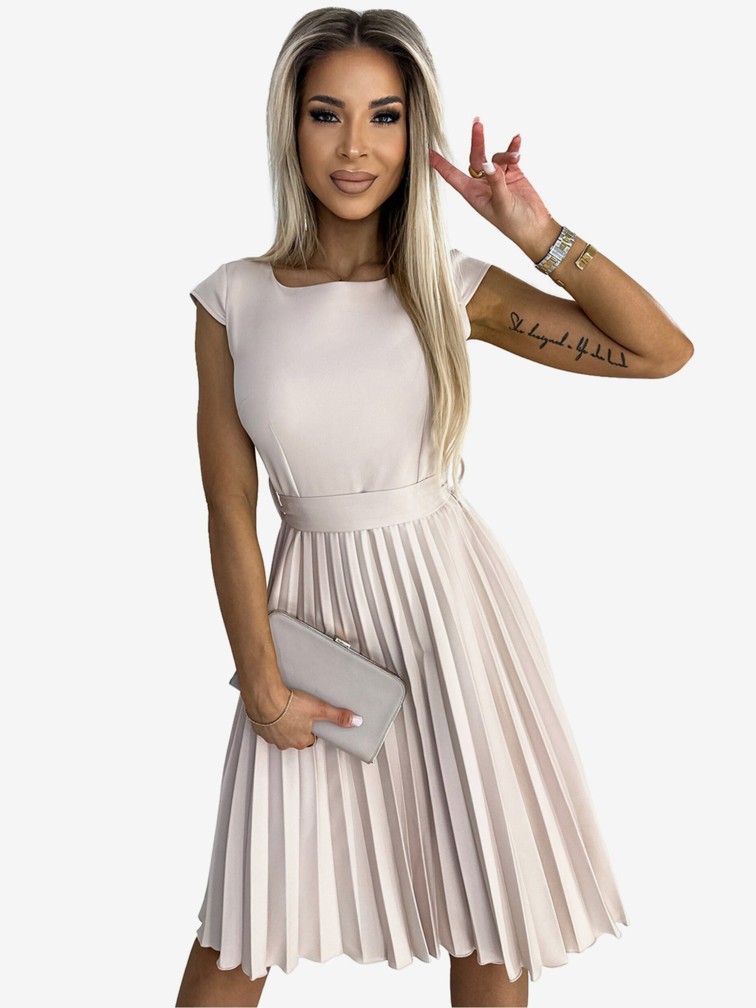 Elegantes Kurzarmkleid mit plissiertem Rock, perfekt für besondere Anlässe