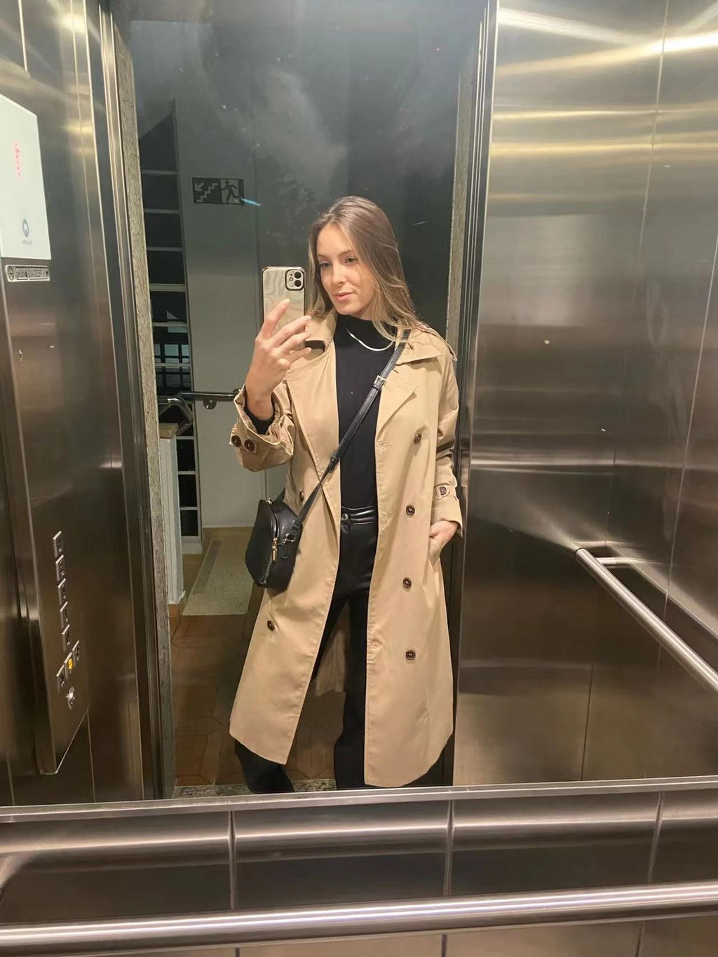 Langer Damen-Trenchcoat mit weitem Schnitt und zweireihiger Knopfleiste