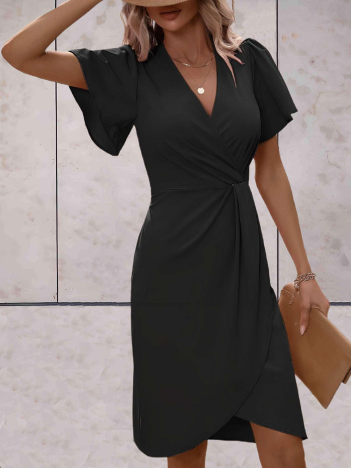 Klassisches Wickelkleid mit V-Ausschnitt und zeitlosem Design
