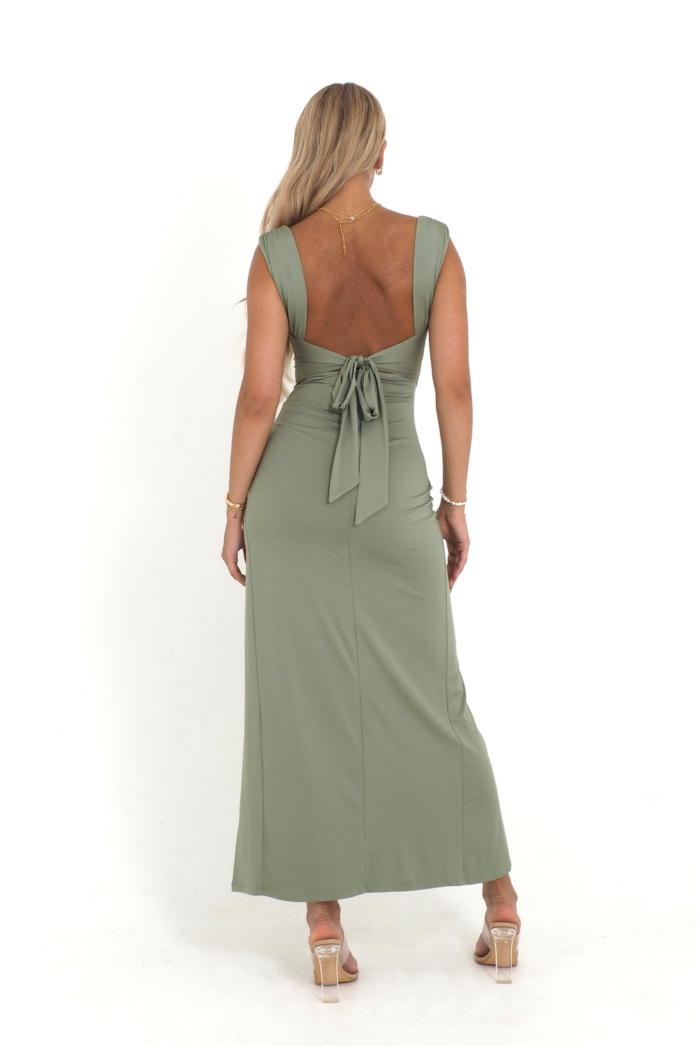 Elegantes langes Kleid mit hohem Ausschnitt und offenem Rücken
