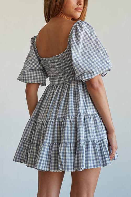 Babydoll Kleid mit Karomuster und gesmoktem Design perfekt für einen modernen und lässigen Look