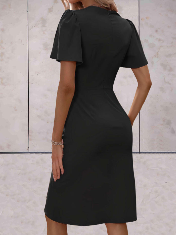 Klassisches Wickelkleid mit V-Ausschnitt und zeitlosem Design