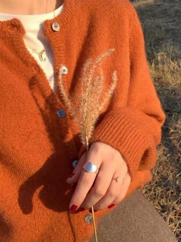 Strickjacke mit Rundhalsausschnitt und elegantem Entwurf