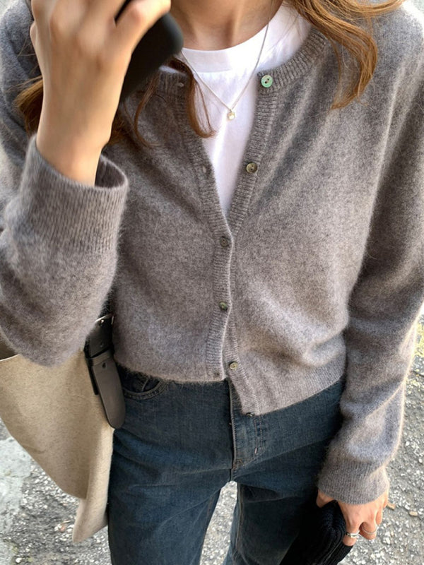 Strickjacke mit Rundhalsausschnitt und elegantem Entwurf