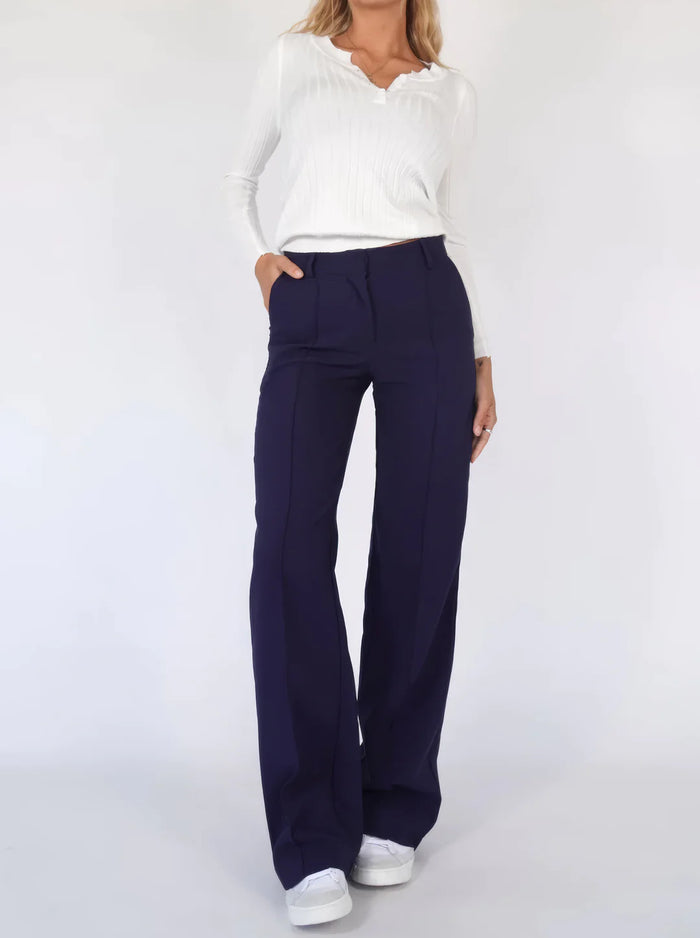 Moderne Damenhose mit weitem Bein und stilvollem Schnitt