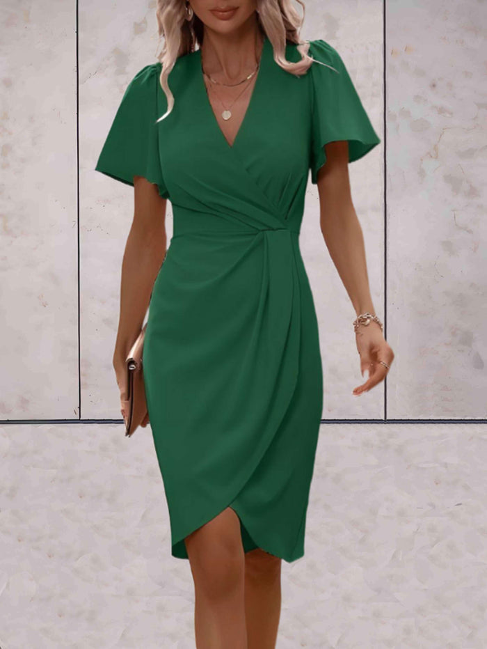 Klassisches Wickelkleid mit V-Ausschnitt und zeitlosem Design