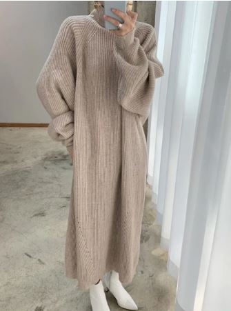 Bequemes langes Kleid mit elegantem Kragen