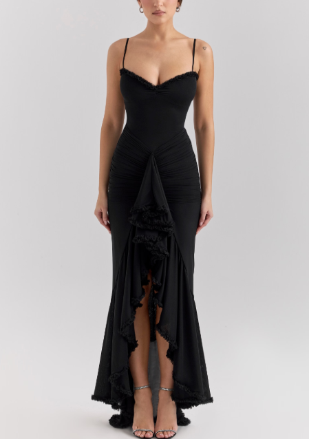 Langes Abendkleid mit schmalen Trägern und asymmetrischem Rock für einen eleganten Look