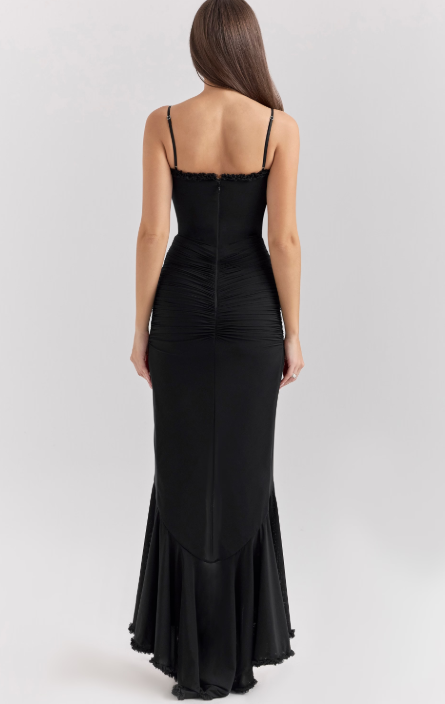 Langes Abendkleid mit schmalen Trägern und asymmetrischem Rock für einen eleganten Look