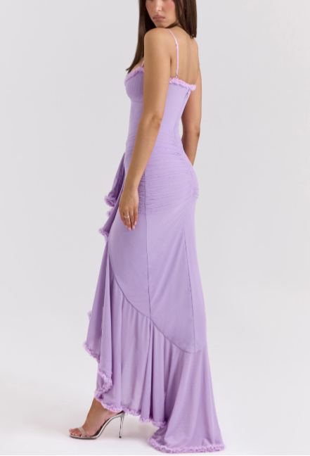 Langes Abendkleid mit schmalen Trägern und asymmetrischem Rock für einen eleganten Look