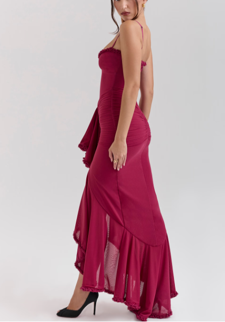 Langes Abendkleid mit schmalen Trägern und asymmetrischem Rock für einen eleganten Look