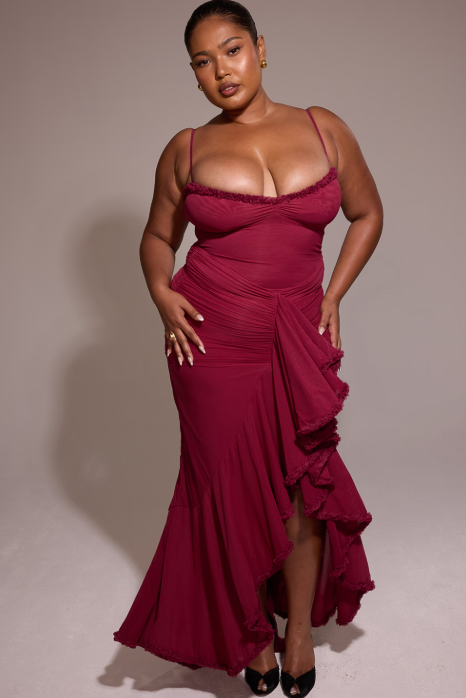 Langes Abendkleid mit schmalen Trägern und asymmetrischem Rock für einen eleganten Look