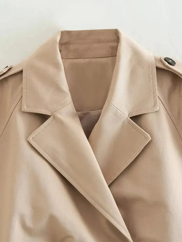 Stilvoller kurzer Damen-Trenchcoat für een moderne look
