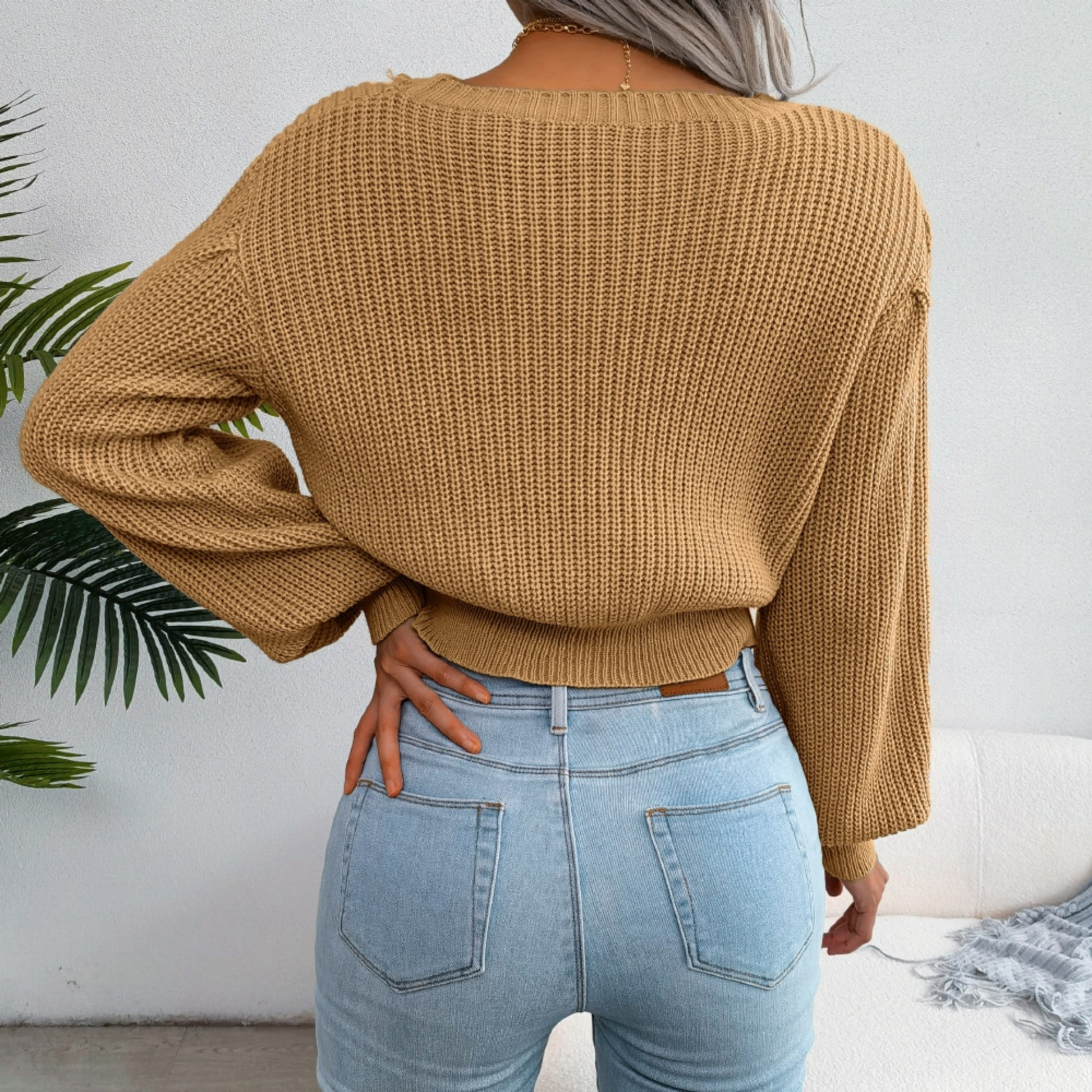 Top mit geflochtener Spitze und weicher Beigefarbe