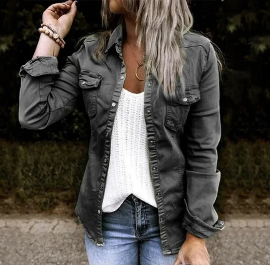 Modische Damenjacke mit Knopfleiste