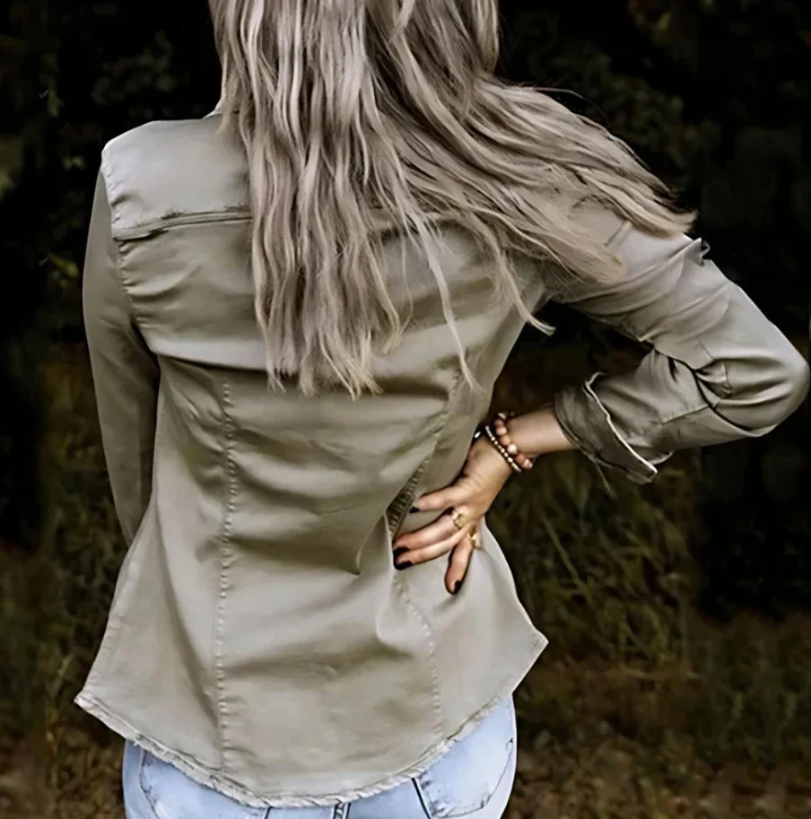 Modische Damenjacke mit Knopfleiste